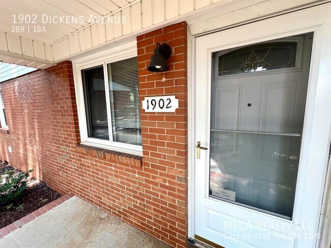 Foto del edificio - 1902 Dickens Avenue