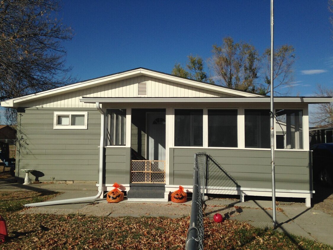 Primary Photo - Pet Friendly 3 Bedroom with Fenced Yard, G...