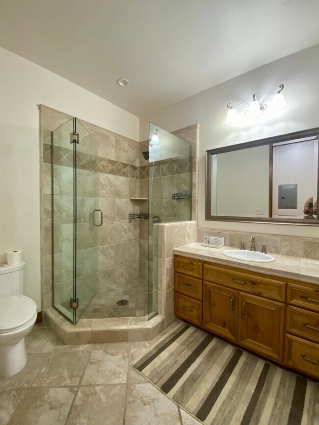 Foto del edificio - Lower-Level unit with 2 Bedrooms and 2 Bathrooms