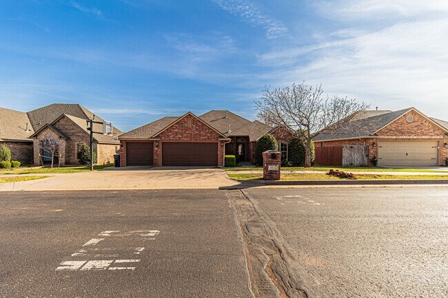 Foto del edificio - 4 Bed 3 Bath in Edmond!