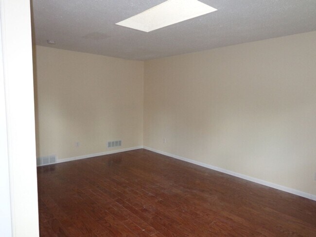 Foto del edificio - Inviting 3-Bedroom Split-Level Home with E...