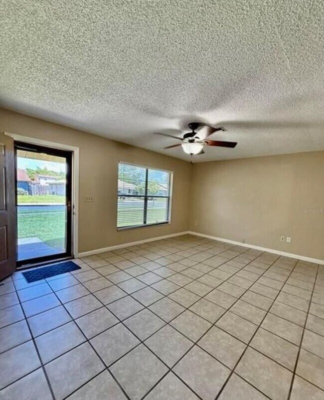 Foto del edificio - 2 bed 2 bath 2-plex with 1000 sf. and gara...