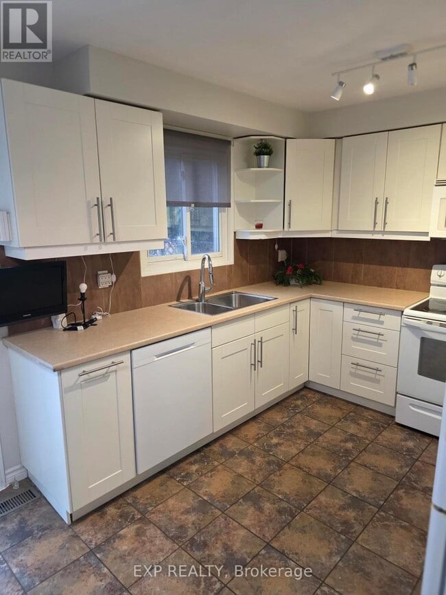 Building Photo - 1296 Valerie Crescent