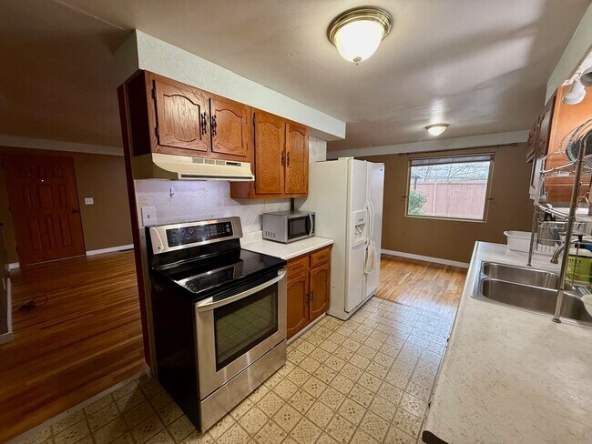 Foto del edificio - Ideally Located 3 Bed Home in North Spokane w/ Large Fully-Fenced Yard!