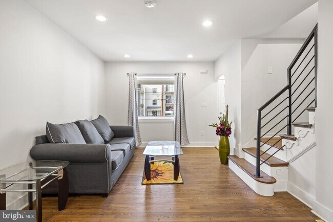 Building Photo - 1411 Downing St NE