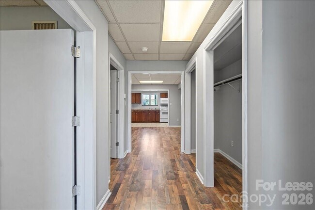 Foto del edificio - 300 E Gold St