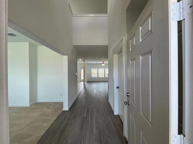 Building Photo - 815 Summer Vlg Wy