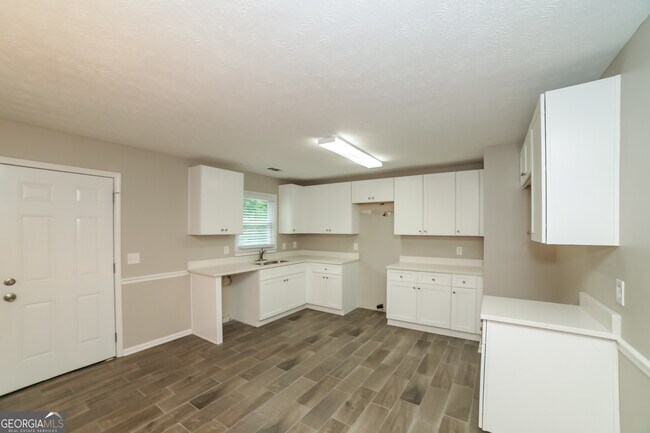 Building Photo - 8218 Lakeview Dr SW