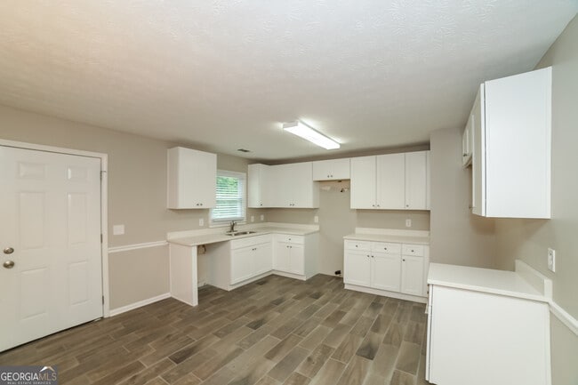 Foto del edificio - 8218 Lakeview Dr SW