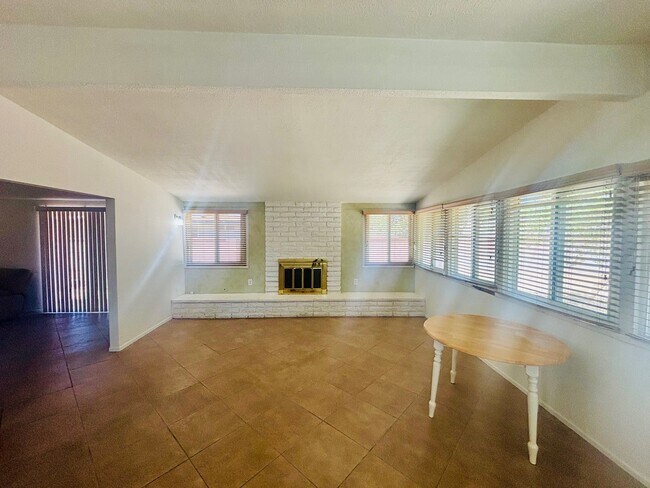 Foto del edificio - 38416 Pond Ave