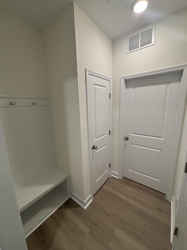 Foto del edificio - 127 Godwin Ln