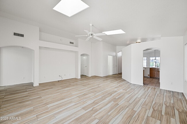 Building Photo - 2535 E Parkside Ln