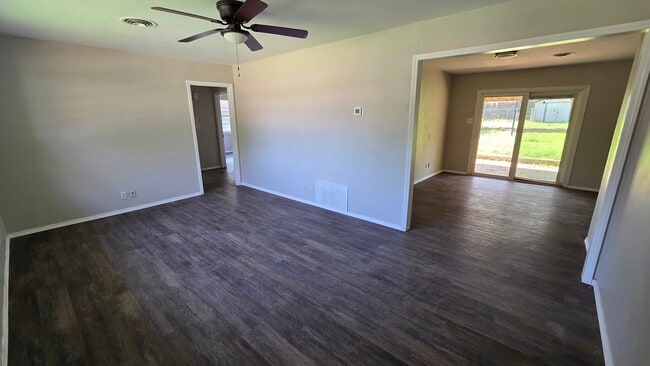 Building Photo - 2015 Brenda Ave