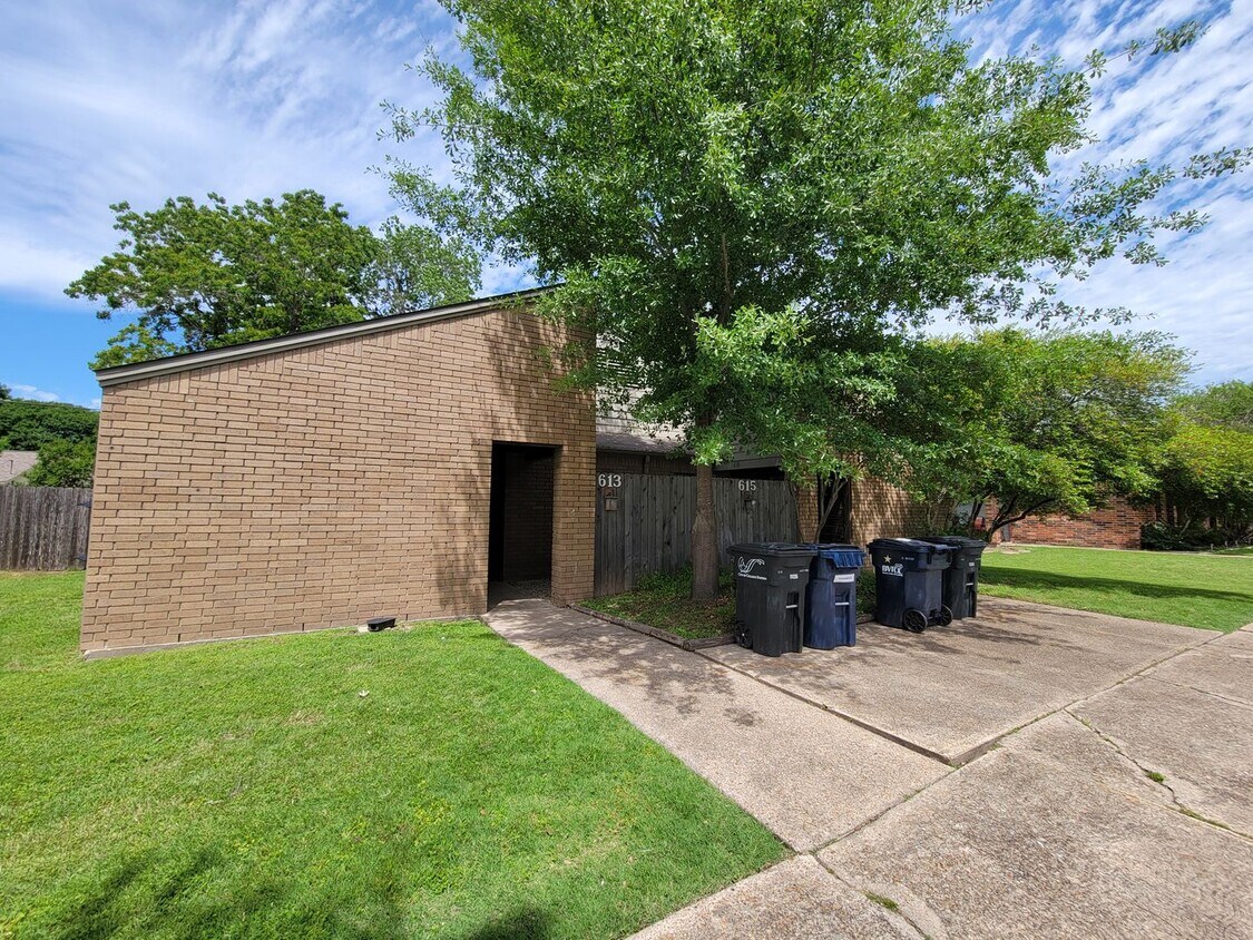 Building Photo - College Station - 2-bedroom, 1-bath Duplex...