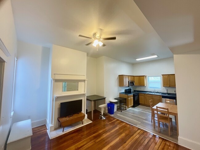 Building Photo - 128 E Waldburg St