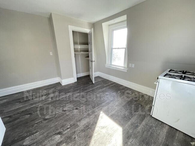 Building Photo - 352 2nd St