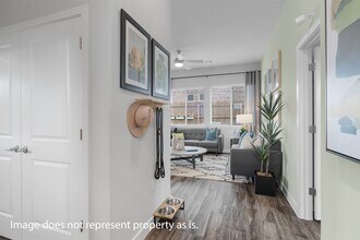 Building Photo - 5556 Lockhart Ln