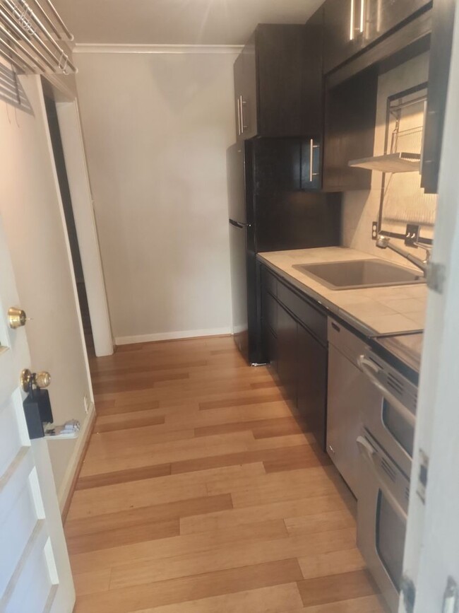 Foto del edificio - Downtown Convenience: 1BR, 1BA Modest Condo