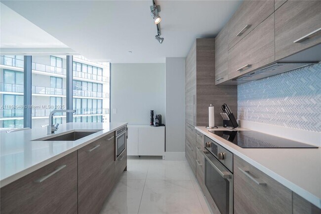 Foto del edificio - 650 NE 32nd St