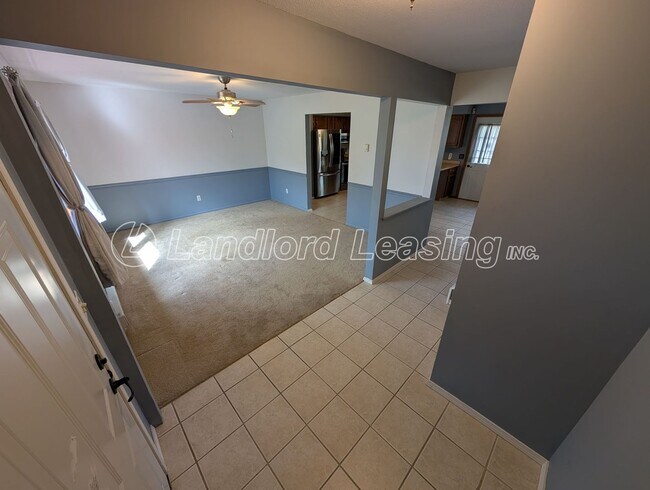 Building Photo - Spacious Elyria Split-Level Near LCCC with Fireplace & Fenced Yard