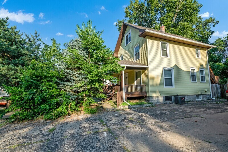 Primary Photo - 1221 SW Throop St