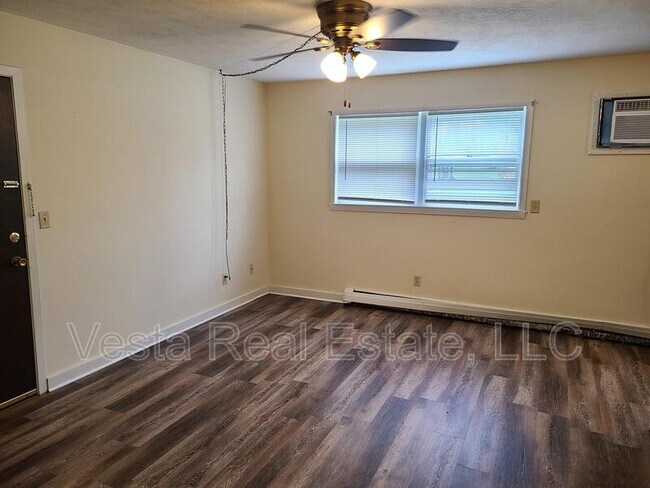Building Photo - 102 College Park Ct