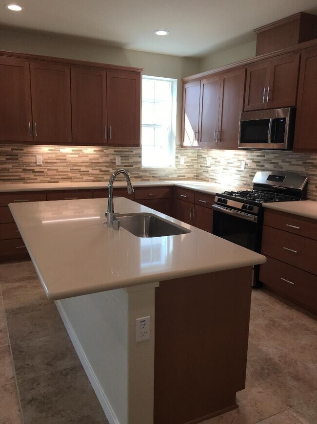 Foto del edificio - Luxury 3 Bedroom Townhouse!