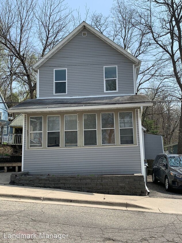 Primary Photo - 3 br, 1 bath House - 527 E. Hickory St.