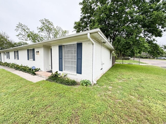 Building Photo - 301 E Park Ave