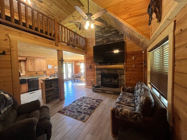 Foto del edificio - Gorgeous 3-Bedroom Log Cabin with Loft, Large Shop & Stocked Pond – Near Branford, FL