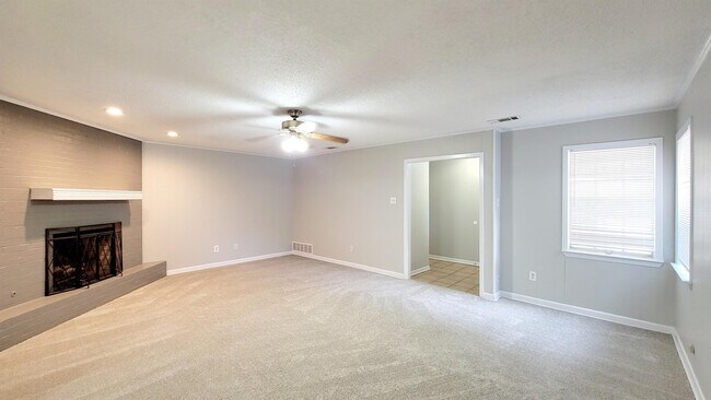 Building Photo - 2512 Vernon Dr