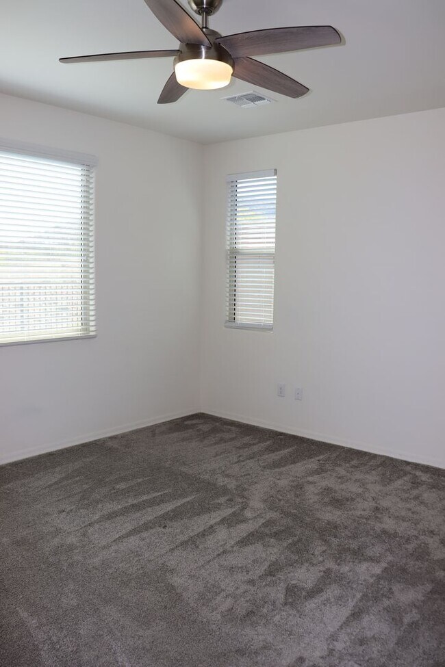 Building Photo - 3 Bedroom 2 Bath