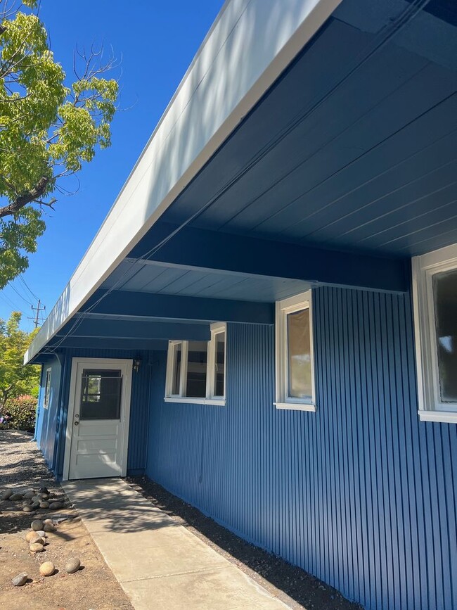 Building Photo - 240 E Meadow Dr