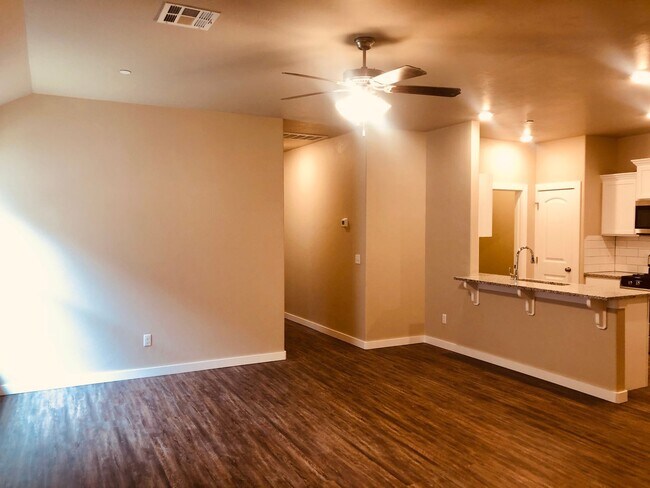 Foto del edificio - 3 bed 2 bath with 2 car garage duplex for ...
