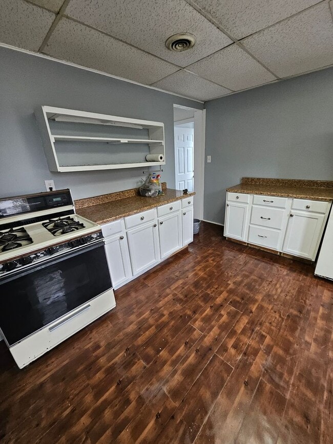 Building Photo - Upper 3 bedroom unit