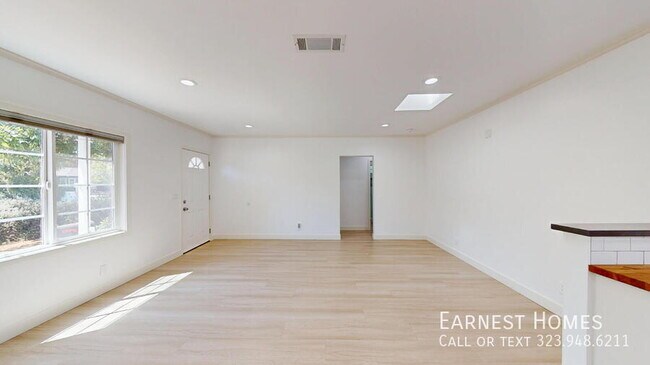 Foto del edificio - 5844 Vesper Ave