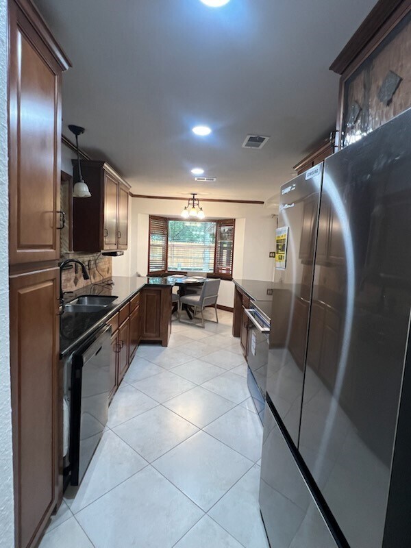 Building Photo - 5 Deerfoot Ct