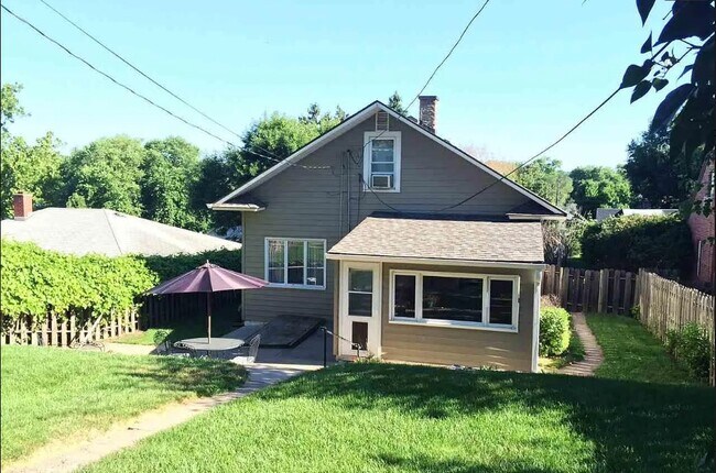 Foto del edificio - 4827 Poppleton Ave