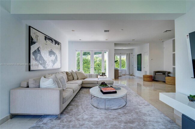 Building Photo - 330 E San Marino Dr