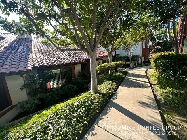 Foto del edificio - Fully Furnished Three Bedroom Townhouse in...