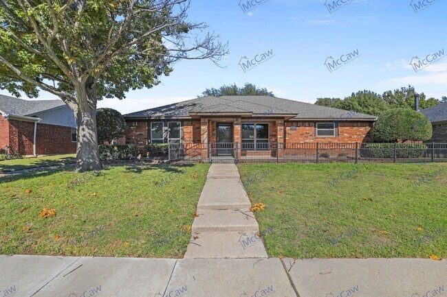 Building Photo - Stunning 4/2/2 in Plano!