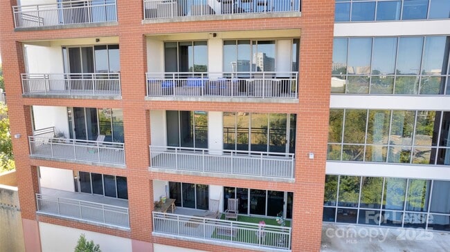 Building Photo - 701 Royal Ct