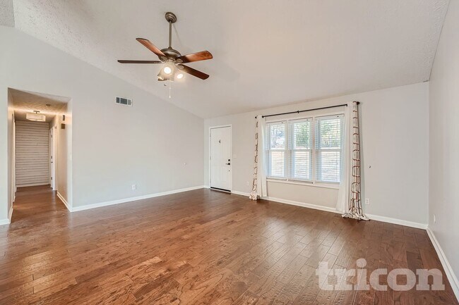 Foto del edificio - 414 River Point Dr