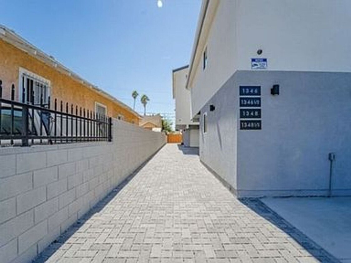 Foto del edificio - 1348-1348 E Vernon Ave