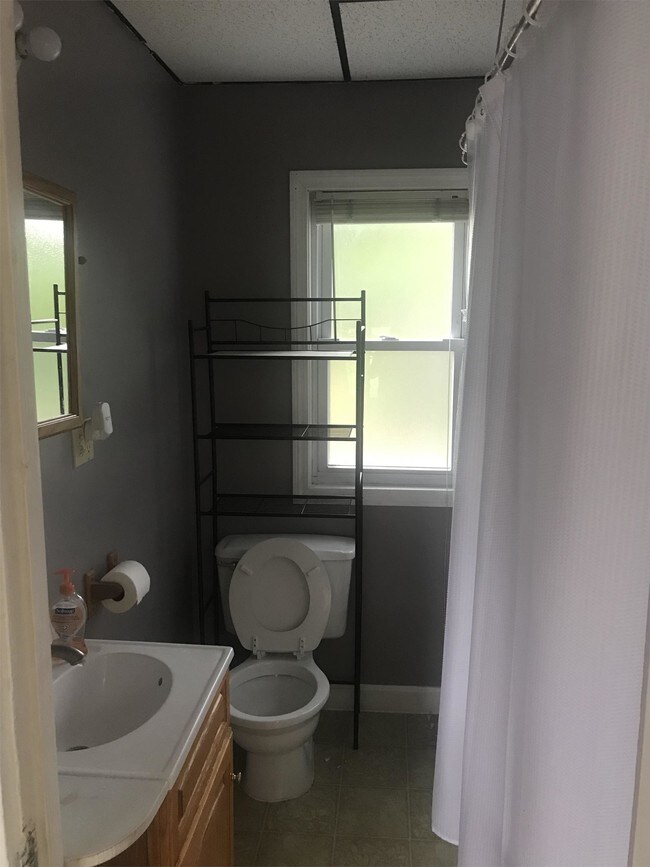 Building Photo - 605 Belmont St