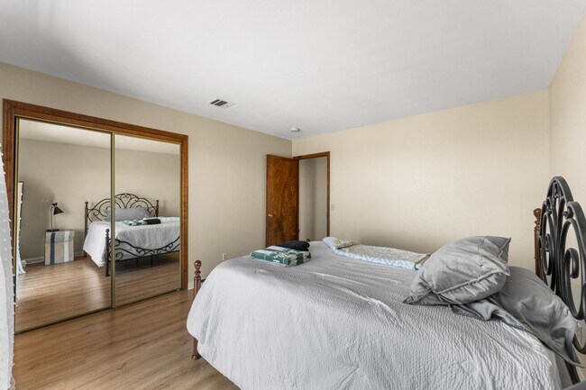 Building Photo - 1055 Lakeview Dr