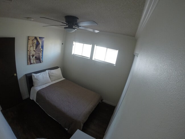 Foto del edificio - 6002 Hazelbrook Ave