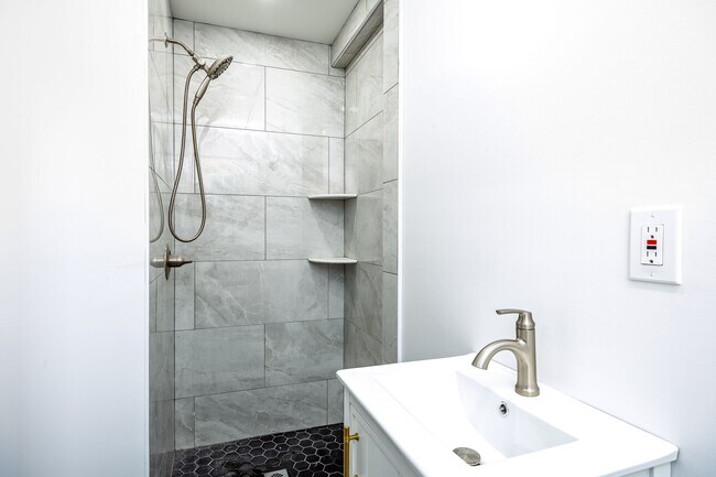 bathroom ensuite - 465 Washington Blvd