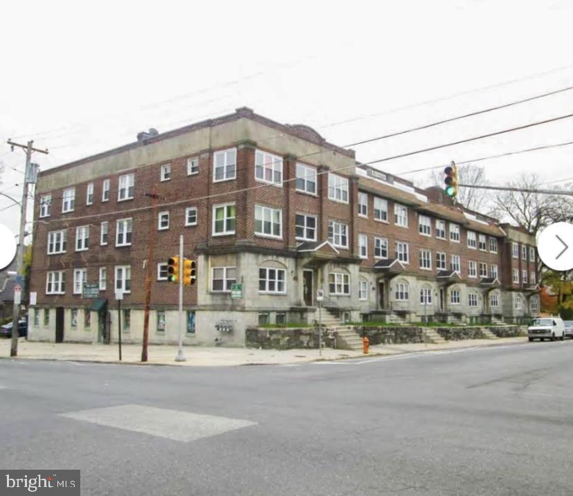 Primary Photo - 404 W Walnut Ln