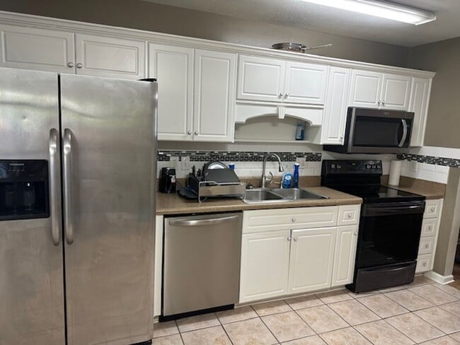 Building Photo - Beautiful 2 BR, 2 BA end-unit townhome in ...